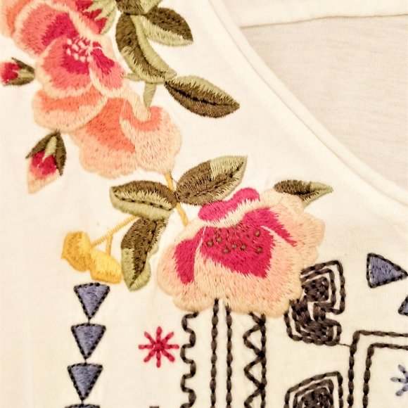 Johnny Was Embroidered w/ roses white tee-shirt - Picture 1 of 10